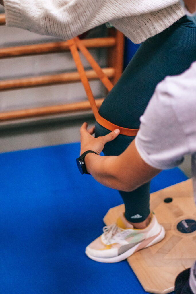 Kinesist van Kine Heide begeleidt een patiënt voor sportrevalidatie